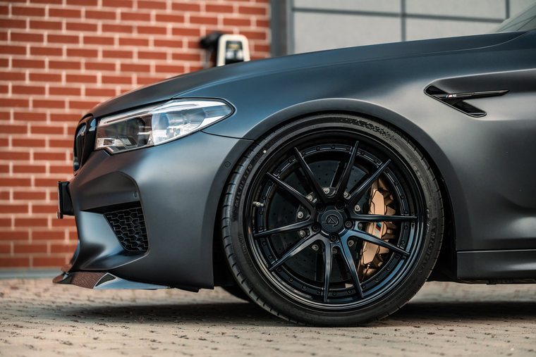 Covar wheel fitted in the arch of a BMW M5