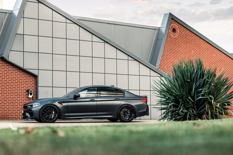 BMW M5 on Covar forged wheels – side profile