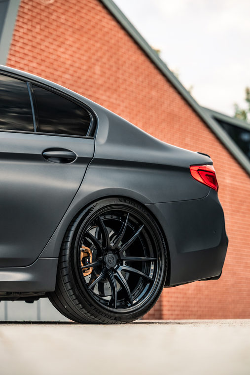 Covar forged wheel on BMW M5 – rear three-quarter detail